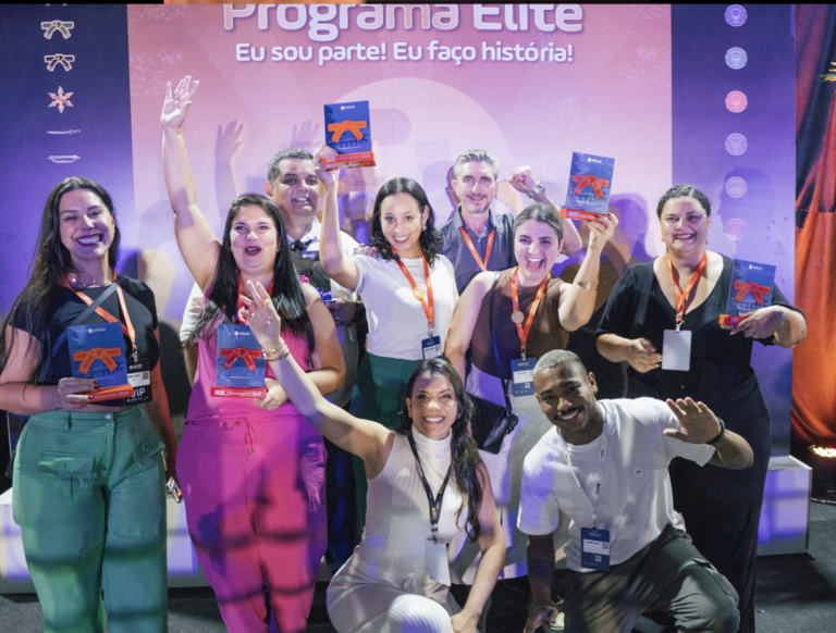 Evento Seven Summit - Presenteação de faturamento, só neste foto temos mais de 5 milhões gerados por alunos do Método Rica com E-books.